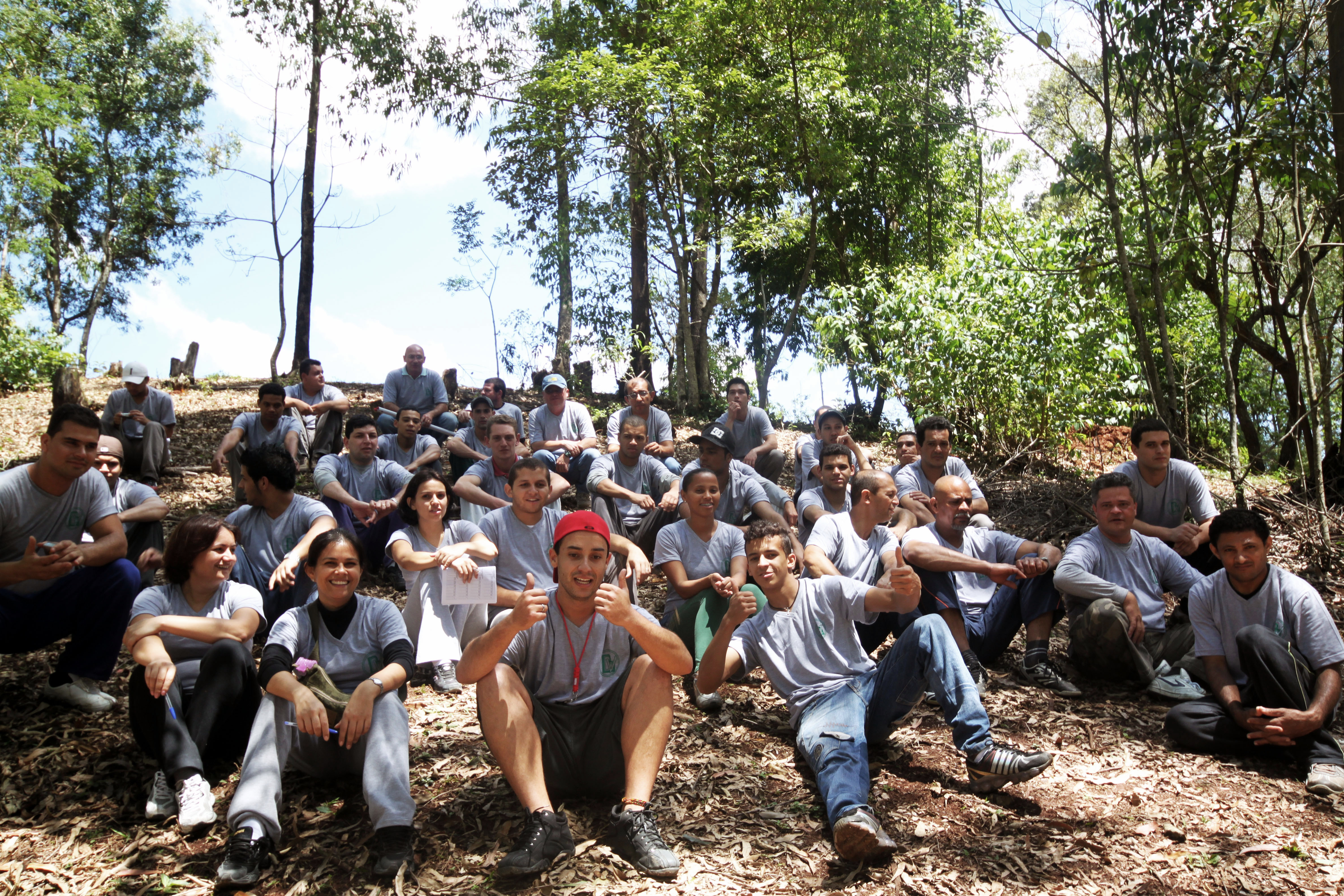 Equipe ao ar livre em evento corporativo