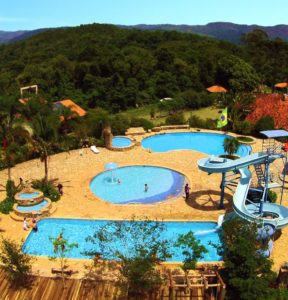Complexo de piscinas com tobogã na Aldeia Para Empresas